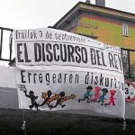 El acto fue anunciado días antes con pancartas colgadas en puentes y otros lugares