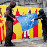 Dos encapuchados aprovecharon la manifestación independentista celebrada durante la Diada del pasado 11 de septiembre para prender fuego, inpunemente y jaleados por cientos de personas, a una bandera europea