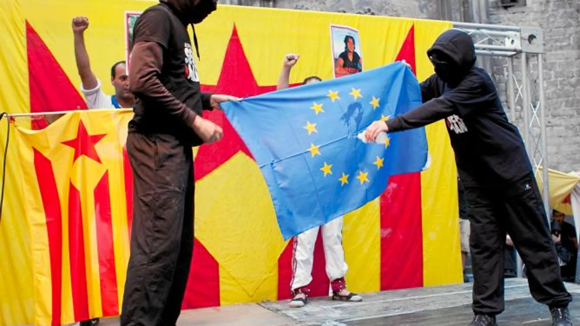 Dos encapuchados aprovecharon la manifestación independentista celebrada durante la Diada del pasado 11 de septiembre para prender fuego, inpunemente y jaleados por cientos de personas, a una bandera europea