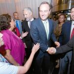 Fabra y el presidente del Club de Encuentro Manuel Broseta, Francisco Puchol, ayer en Valencia