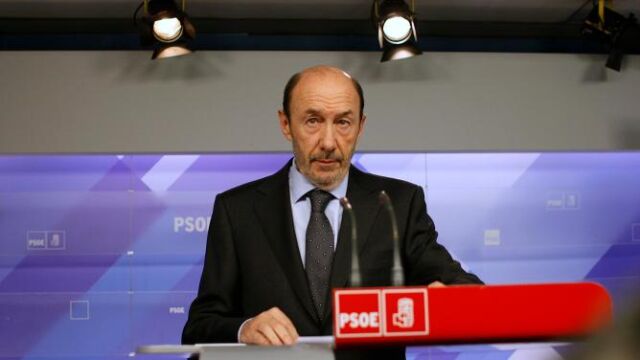 El candidato socialista, ayer, durante su comparecencia