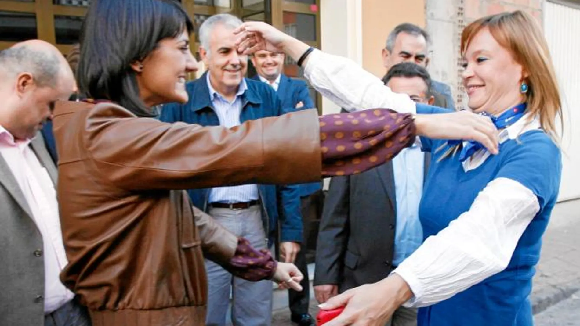 María González Veracruz y Leire Pajín se saludan afectuosamente antes del comienzo del acto del partido