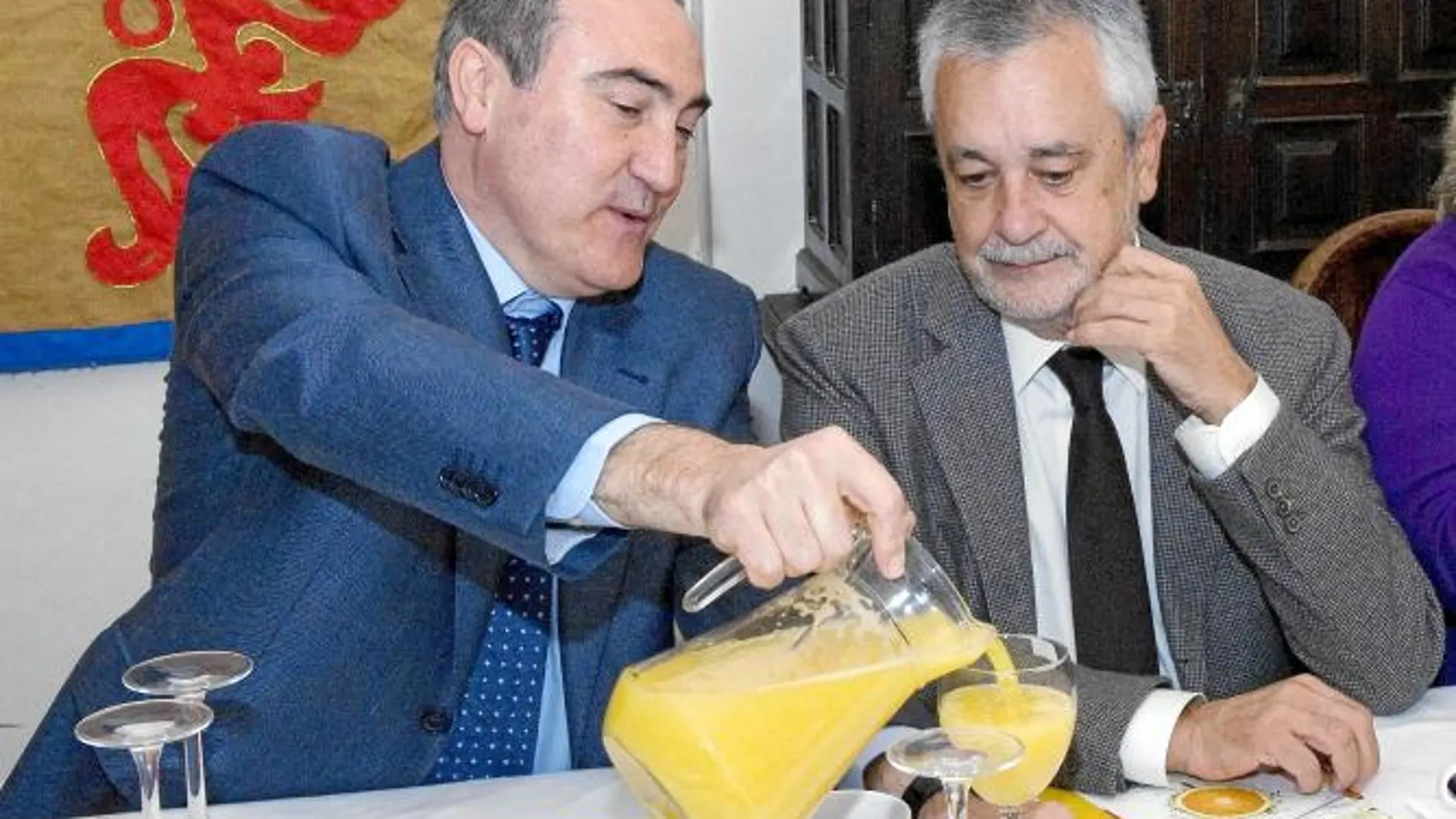 El presidente de la Junta, José Antonio Griñán, con el alcalde de Palma del Río, José Antonio Ruiz Almenara