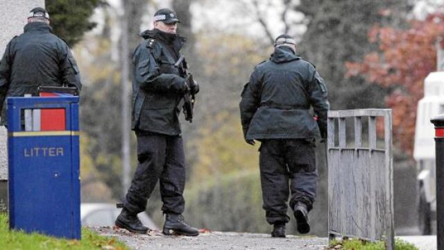 Policías norirlandeses patrullan la autopista donde fue asesinado el funcionario de prisiones