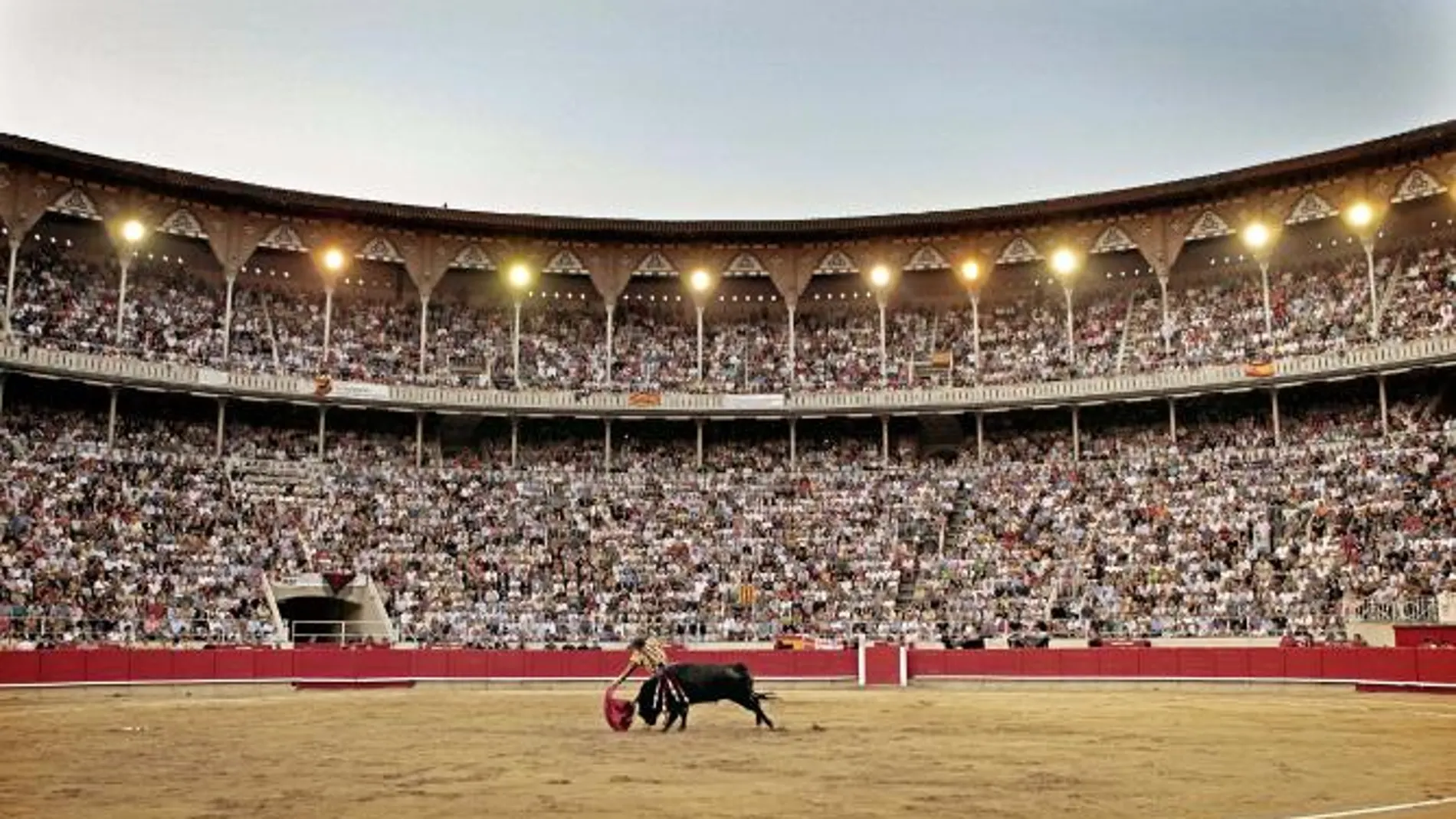 El torero José Tomás en la faena a su segundo astado en el último festejo taurino celebrado en la Monumental de Barcelona