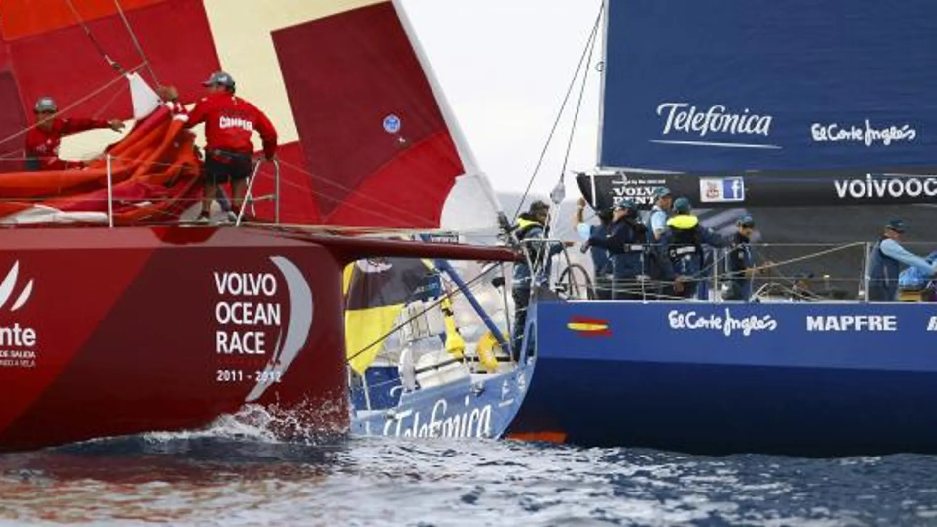 Los veleros Telefónica y Camper durante su participanción en la regata costera de la Volvo Ocean Race