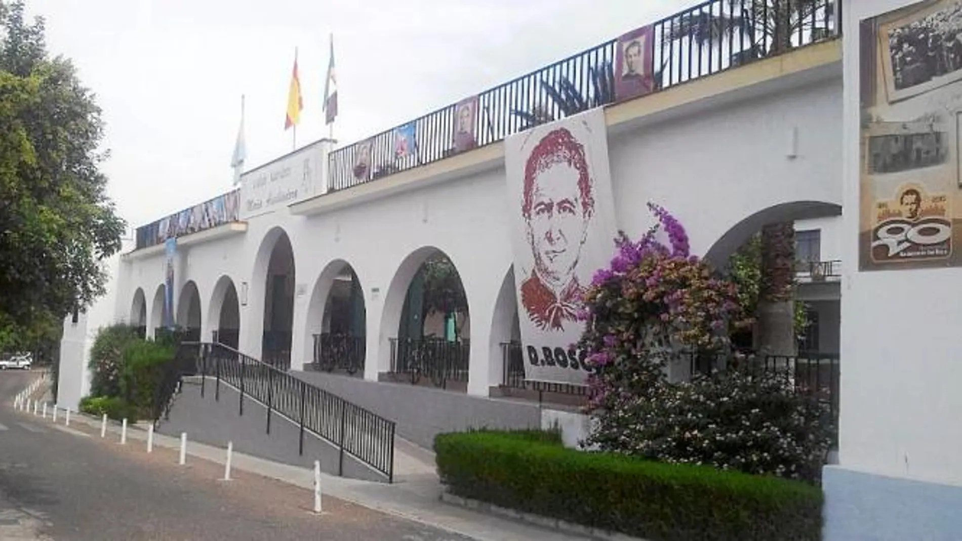 Entrada principal del colegio de los salesianos en Mérida