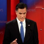 Romney arroja luz sobre sus finanzas para frenar su caída
