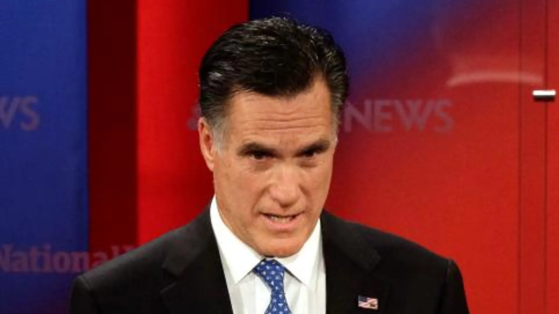 Romney arroja luz sobre sus finanzas para frenar su caída