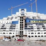 El hotel El Algarrobico tiene 20 plantas de altura y 411 habitaciones
