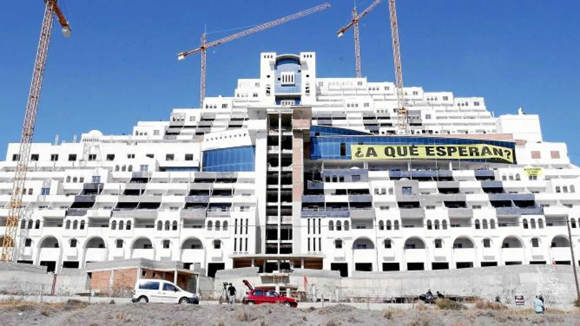 El hotel El Algarrobico tiene 20 plantas de altura y 411 habitaciones