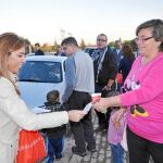 Los socialistas repartieron ayer folletos en varios colegios andaluces. La secretaria de Organización del PSOE-A, Susana Díaz, lo hizo en un barrio de Sevilla.