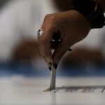 Una mujer mete su voto en la urna en Guatemala