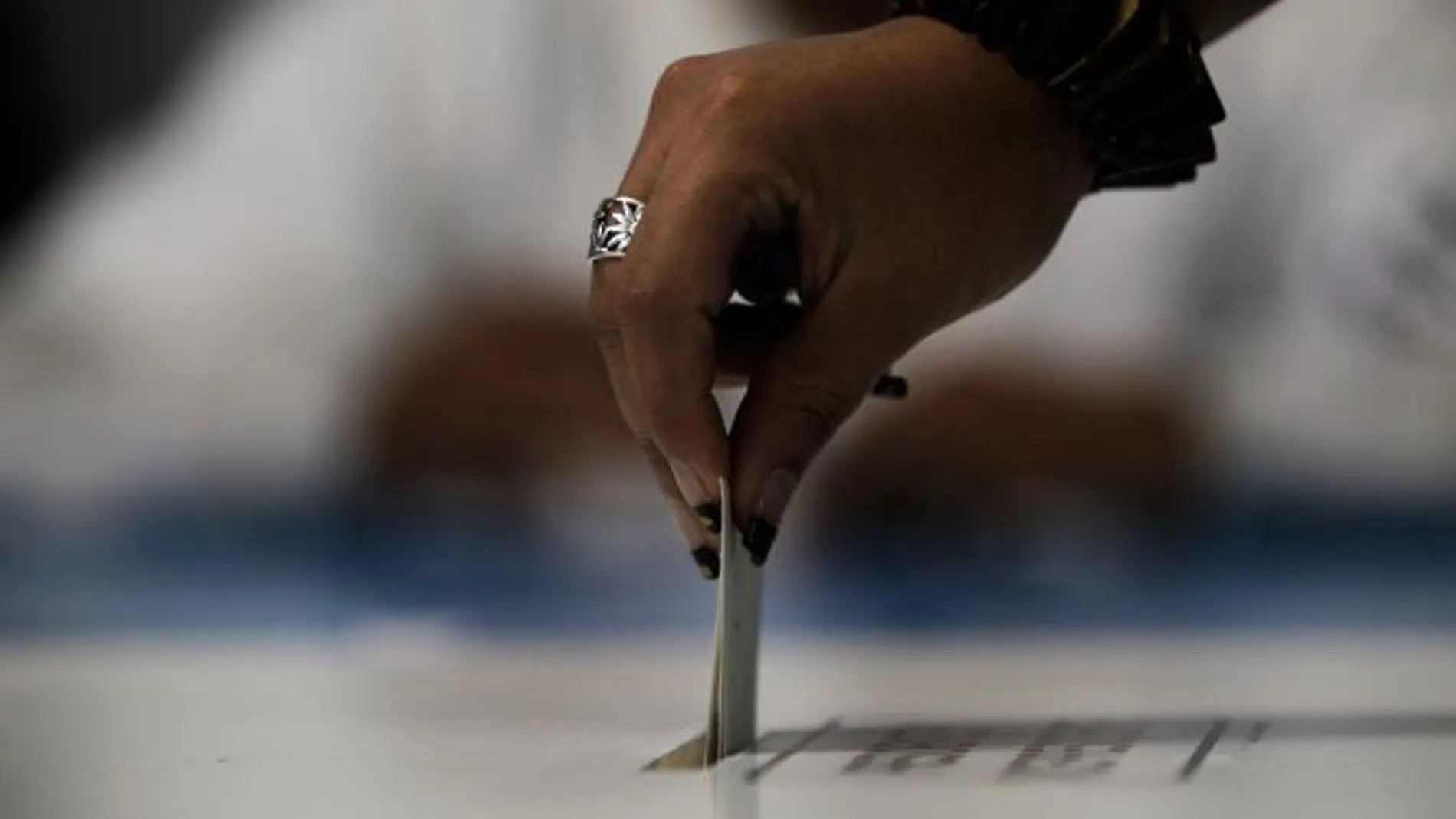 Una mujer mete su voto en la urna en Guatemala