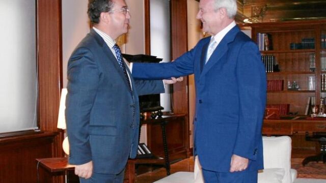 El presidente de Murcia, Ramón Luis Valcárcel, se reunió ayer con el responsable del Parlamento de Extremadura.
