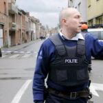 Un oficial de policía dirige el tráfico en los alrededores de la guardería en Dendermonde