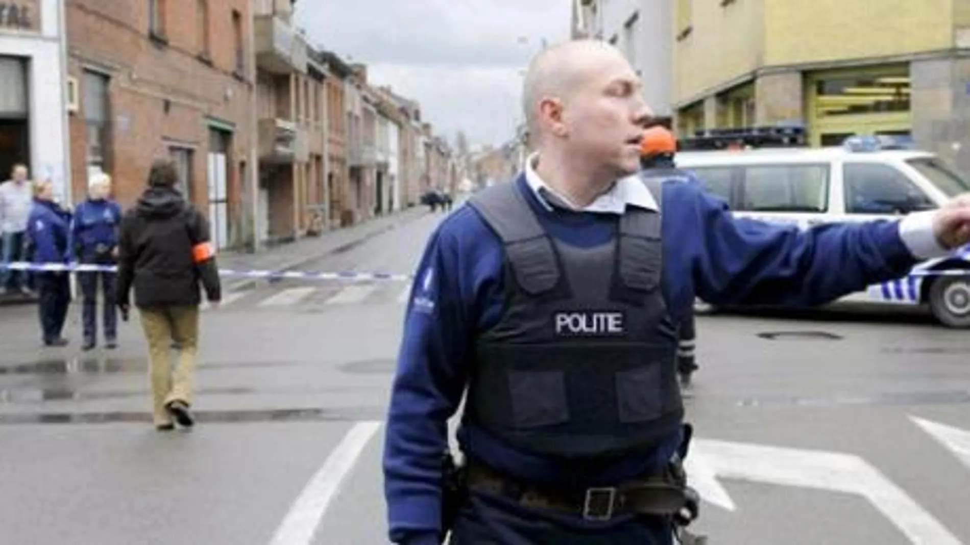 Un oficial de policía dirige el tráfico en los alrededores de la guardería en Dendermonde
