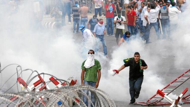 La violencia se apoderó ayer de las calles de Beirut tras el funeral del jefe de Inteligencia asesinado en el atentado del viernes