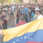 BANDERAS Y GORRAS TRICOLOR. Los símbolos venezolanos se dejaban ver en la larga fila para votar, que llegaba de Recoletos a la Puerta de Alcalá