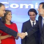 Rajoy saluda a González Pons durante la reunión del Comité Ejecutivo Nacional