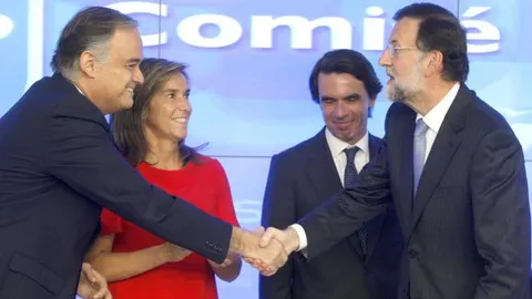 Rajoy saluda a González Pons durante la reunión del Comité Ejecutivo Nacional