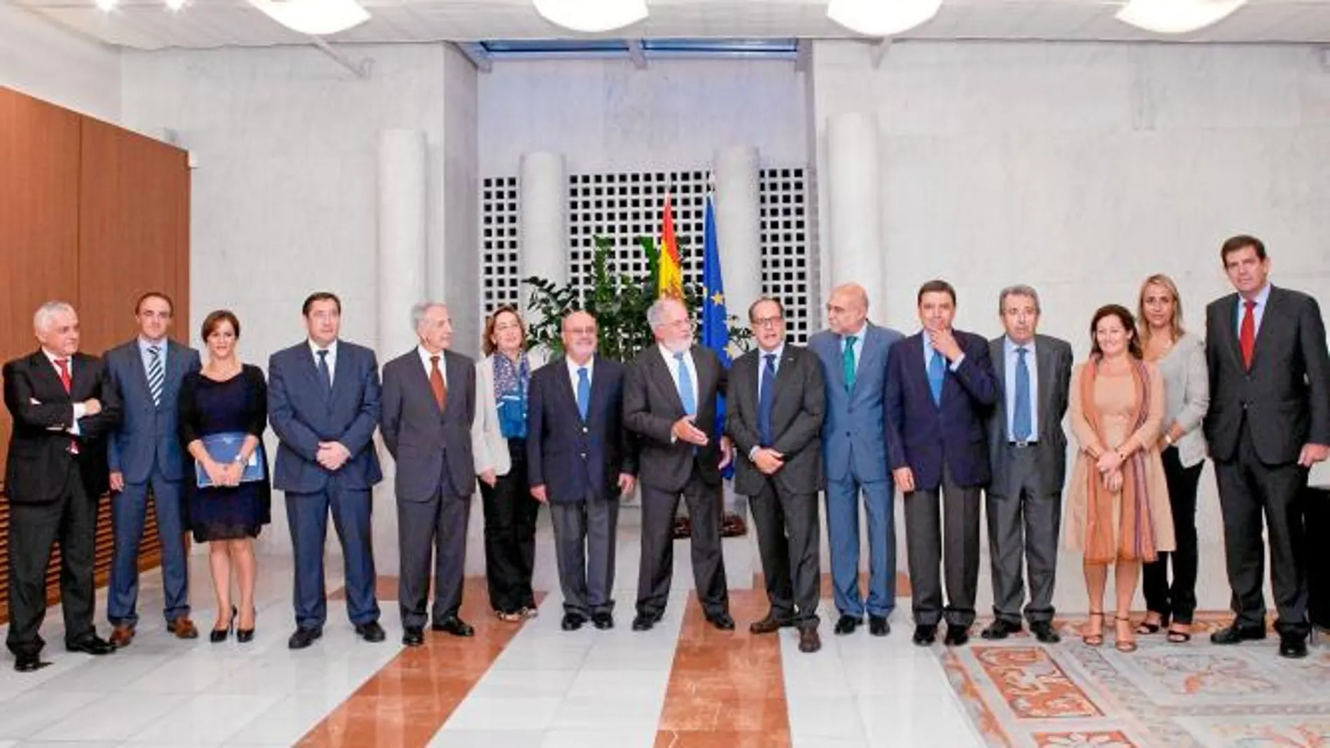 La consejera Silvia Clemente, junto al resto de consejeros, el ministro Arias Cañete y Luis Manuel Capoulas