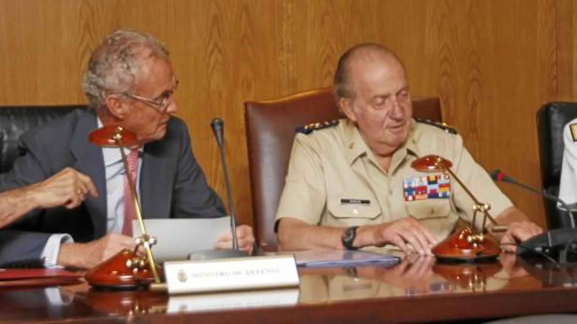 El Rey, durante la reunión del Estado Mayor de la Defensa, a la que también asistió el ministro de Defensa, muestra en su rostro las leves heridas que se produjo en la nariz y la barbilla.