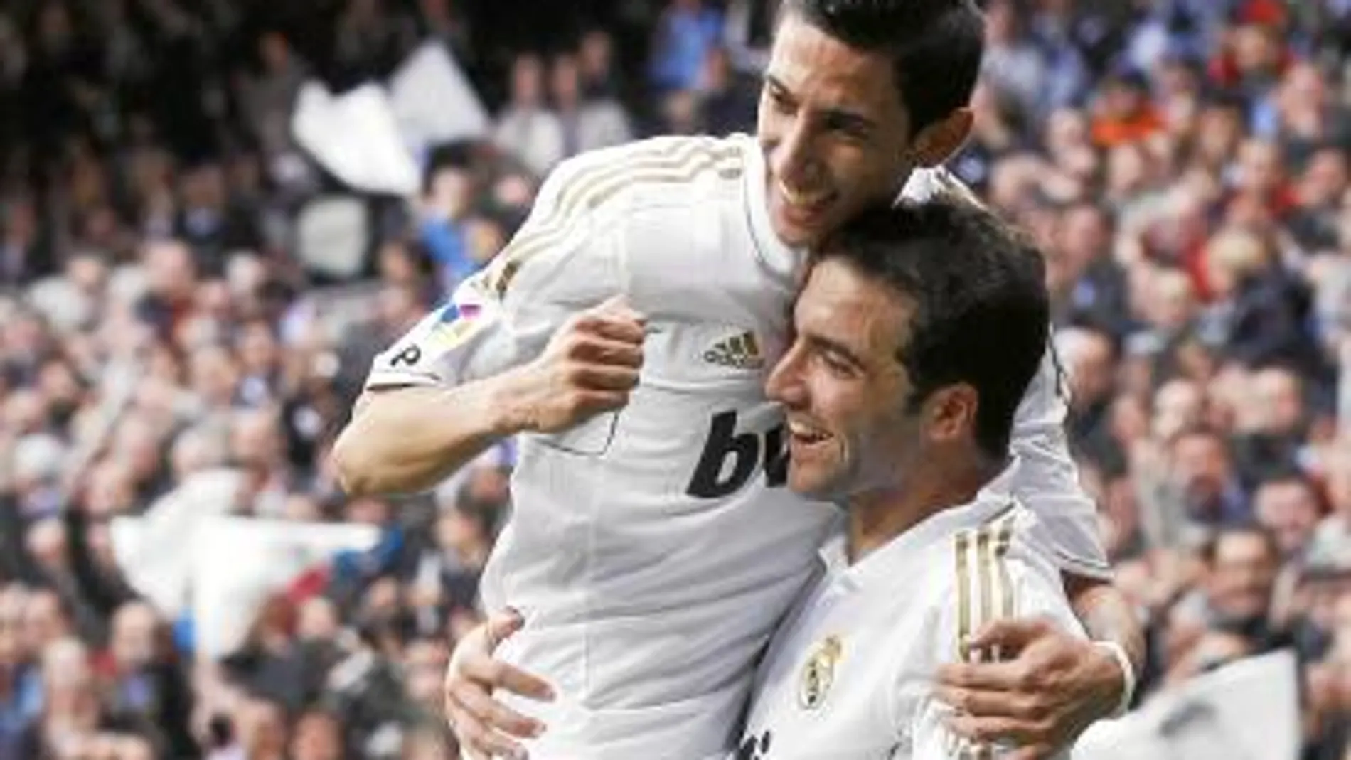 El «Pipa» Higuaín celebra con Di María el gol que marcó el domingo a Osasuna en el Bernabéu
