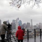 Un equipo de la televisión americana graba el «skyline» de la Gran Manzana desde Brooklyn