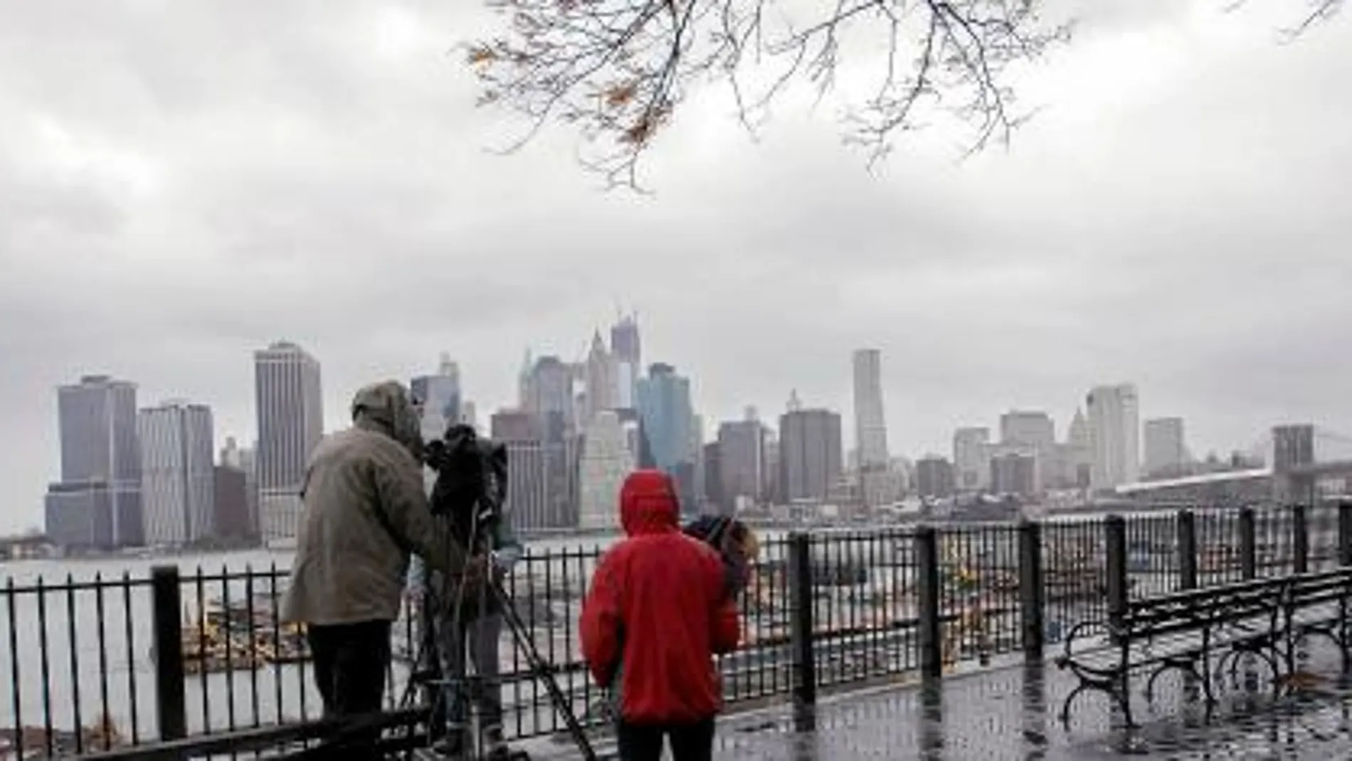 Un equipo de la televisión americana graba el «skyline» de la Gran Manzana desde Brooklyn