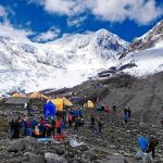 Varias personas permanecen en el campamento base de la montaña Manaslu, de 8.156 metros de altitud en Katmandú (Nepal)