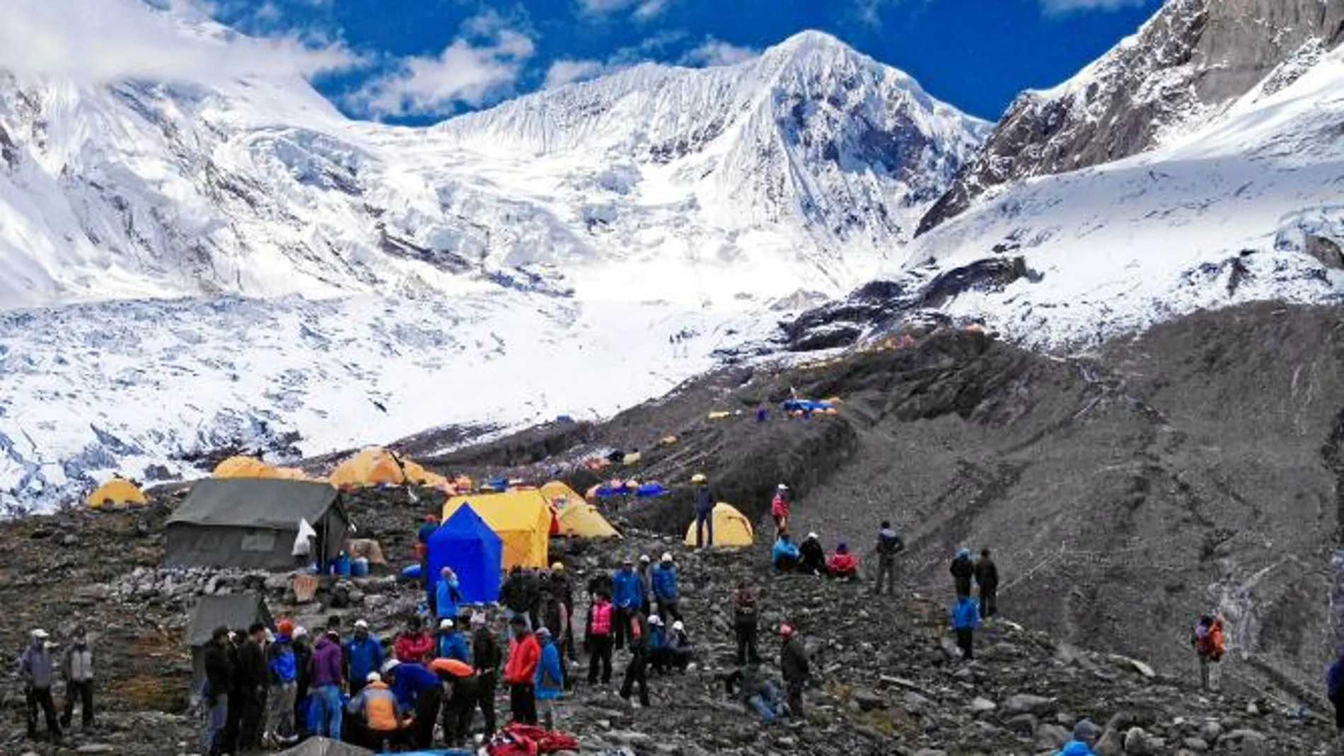 Varias personas permanecen en el campamento base de la montaña Manaslu, de 8.156 metros de altitud en Katmandú (Nepal)