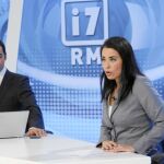 Los periodistas Nacho Gómez y Marta Morenilla conducen el telediario de las 20.30 horas