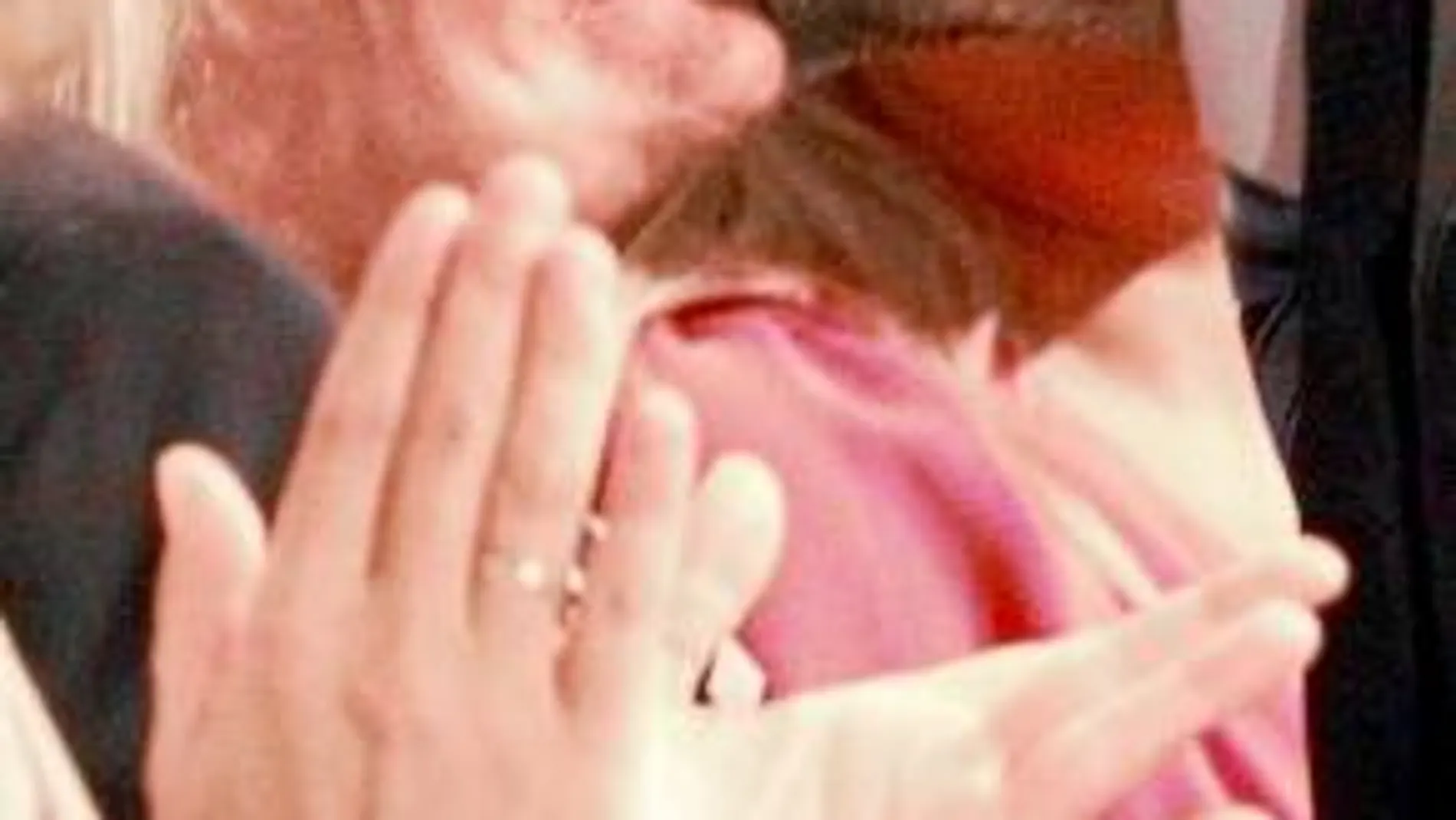 Rajoy besa a Consuelo, madre de Miguel Ángel Blanco