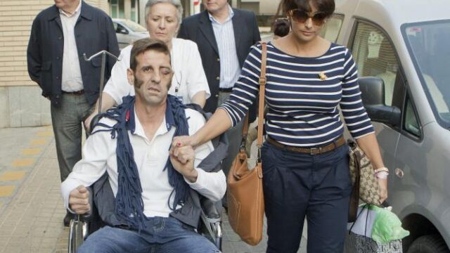 Padilla, junto a su esposa, salen del Hospital Miguel Servet de Zaragoza