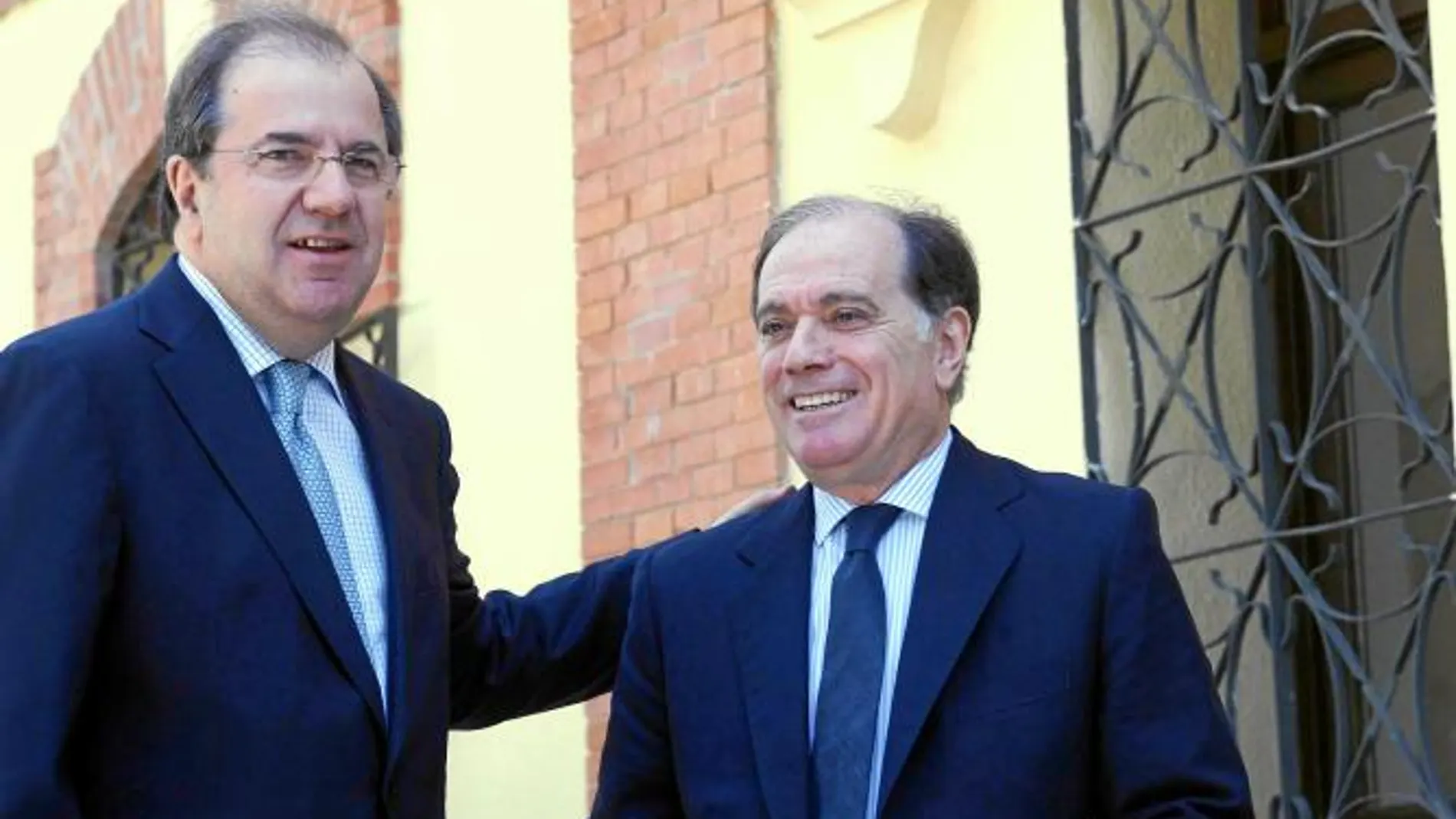 El presidente Juan Vicente Herrera, junto al consejero de Economía y Empleo, Tomás Villanueva