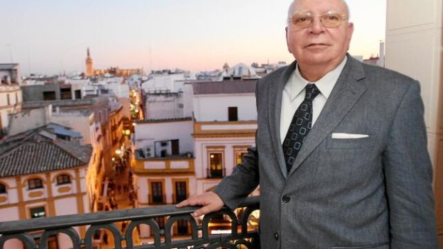 Adolfo Arenas, en su despacho profesional de la Campana, el pasado verano