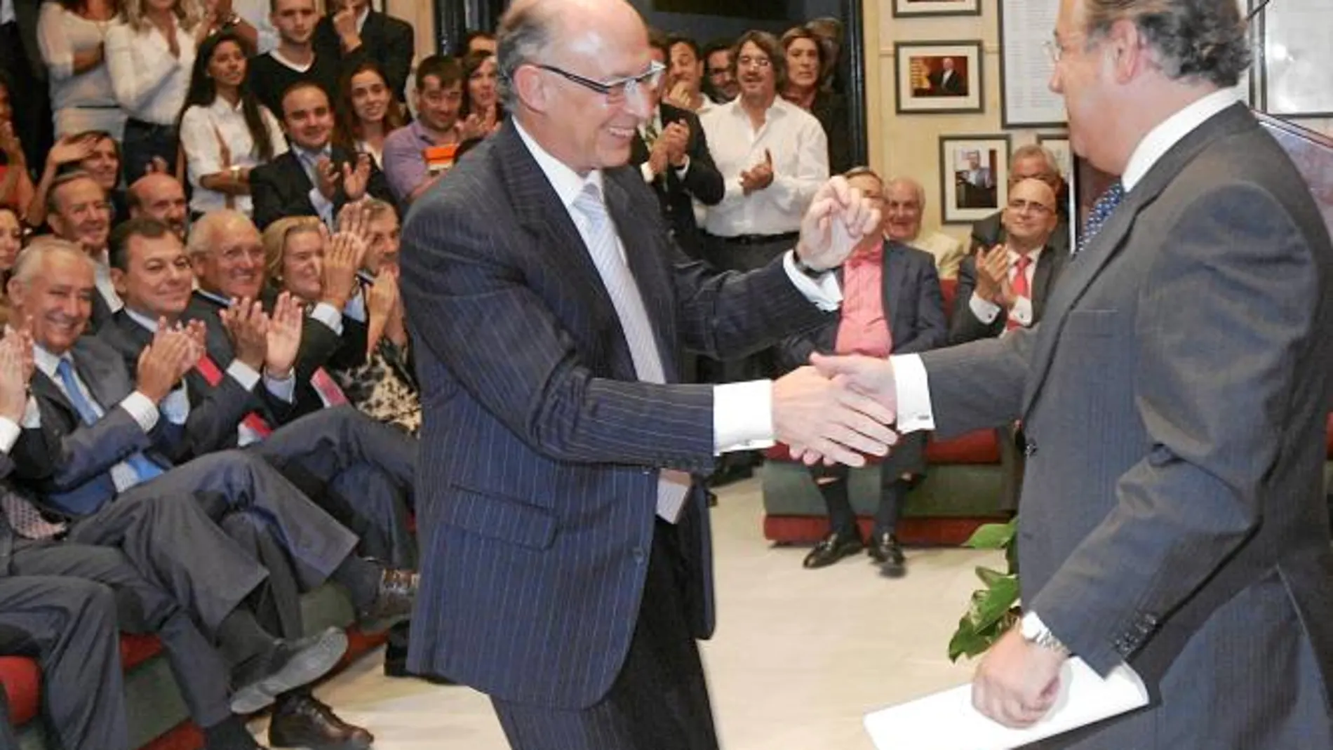 El alcalde, Juan Ignacio Zoido, saluda al cabeza de lista del PP al Congreso, Cristóbal Montoro