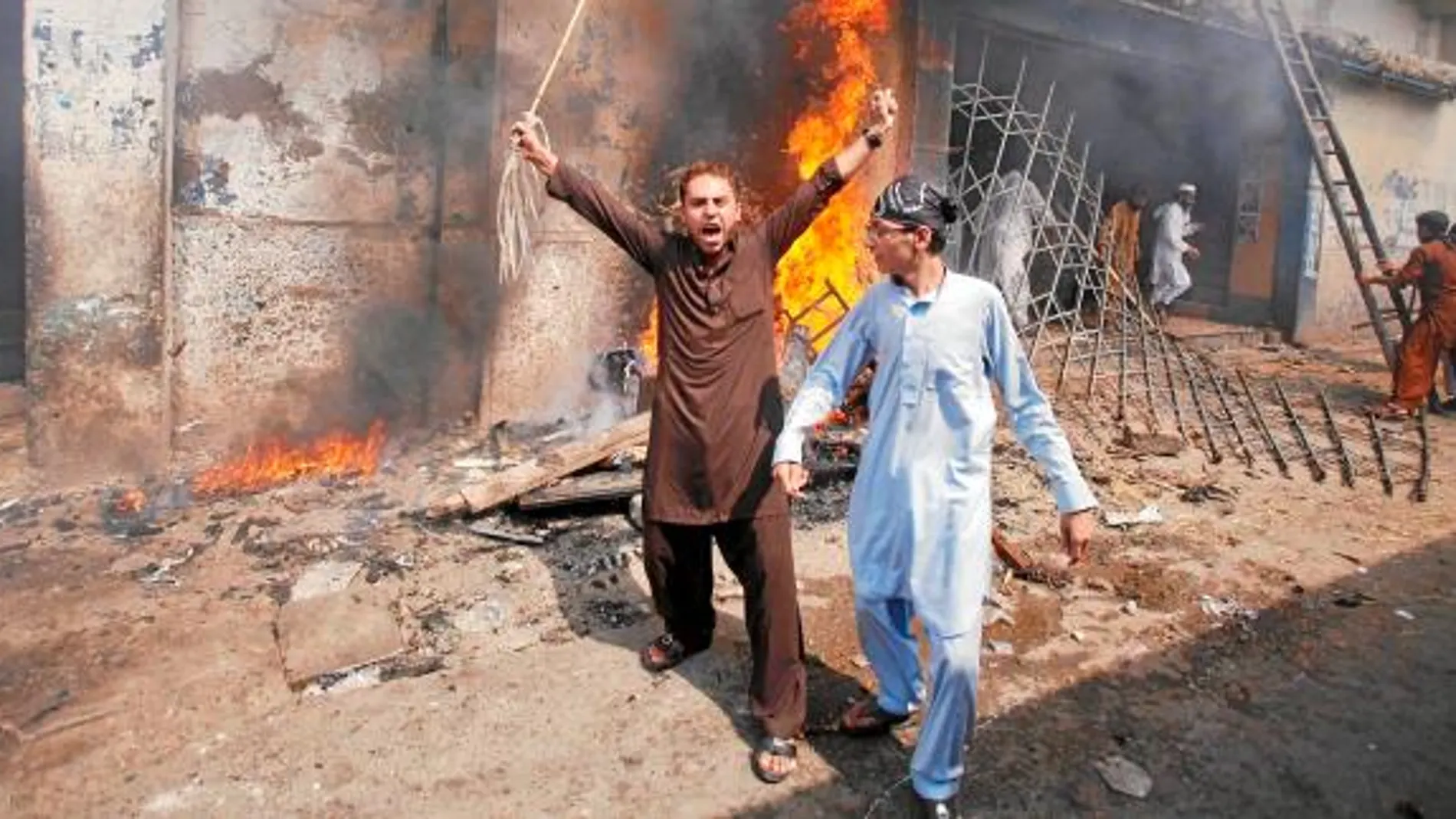 Los manifestantes paquistaníes quemaron varios cines, que quedaron totalmente calcinados