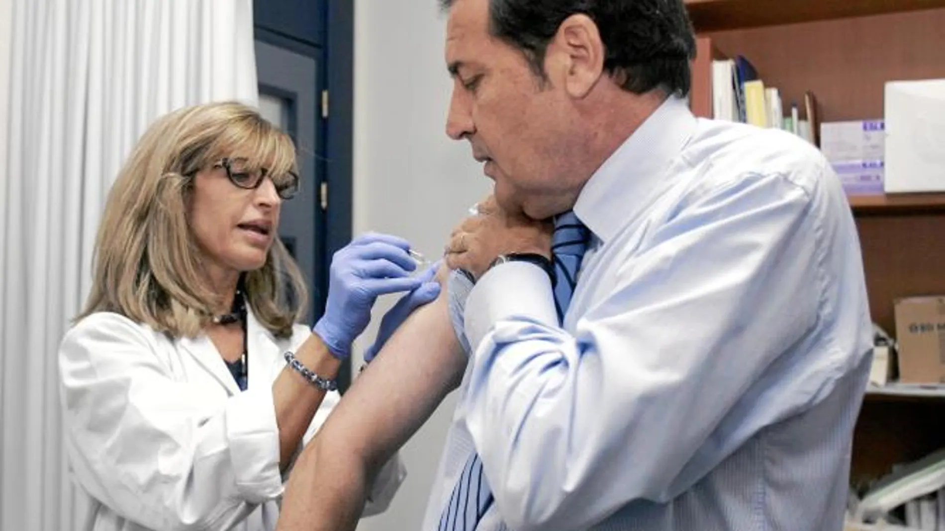 El consejero de Sanidad, Antonio María Sáez Aguado, se vacuna contra el virus de la gripe