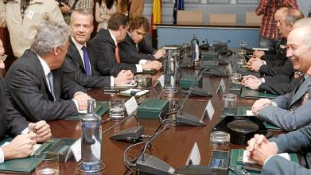 El ministro del Interior (en el centro, a la izquierda), escoltado por la cúpula de la Policía y la Guardia Civil, ayer
