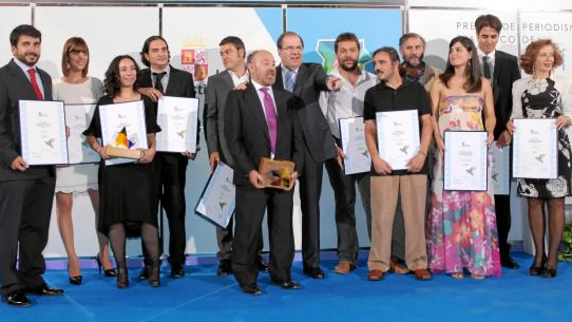 El presidente Juan Vicente Herrera, junto a los galardonados con los Premios Francisco de Cossío 2011