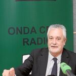 El presidente andaluz estuvo ayer en la sede regional de Onda Cero en Sevilla para asistir al programa de Pepe Fernández «El ruedo andaluz»