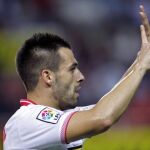 El delantero del Sevilla CF, Álvaro Negredo, celebra su gol