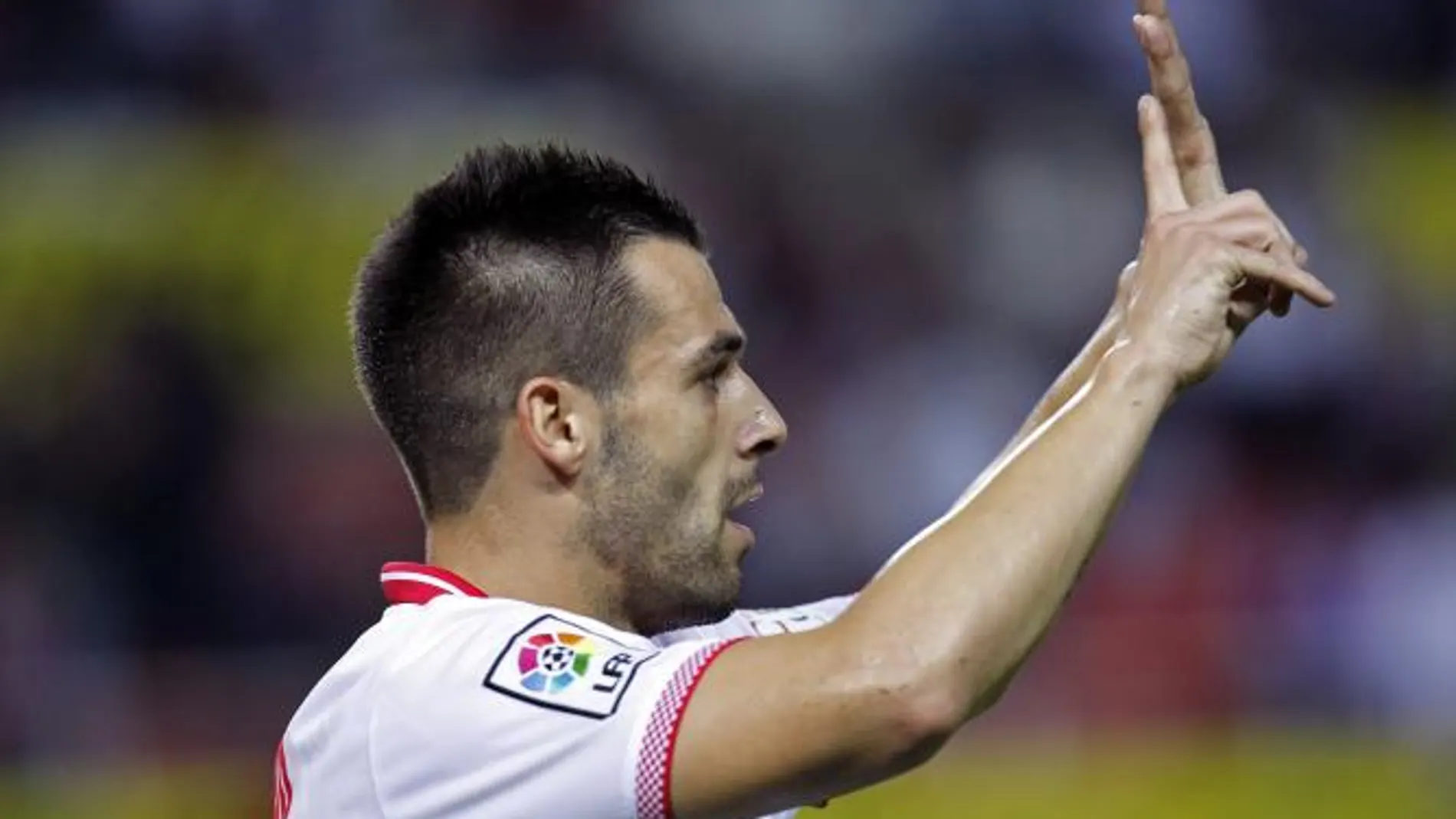 El delantero del Sevilla CF, Álvaro Negredo, celebra su gol