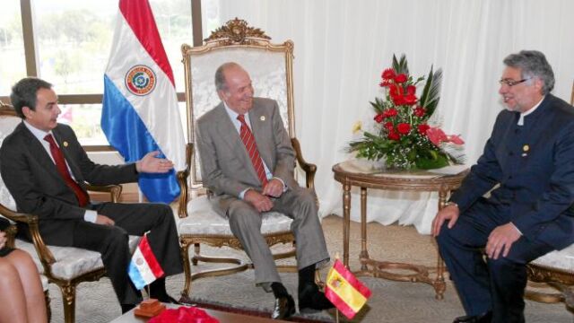 El Rey y Zapatero conversan con el anfitrión de la cumbre y presidente de Paraguay, Fernando Lugo