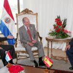 El Rey y Zapatero conversan con el anfitrión de la cumbre y presidente de Paraguay, Fernando Lugo