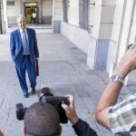El ex consejero de Empleo Antonio Fernández, a su llegada ayer a la Audiencia Provincial