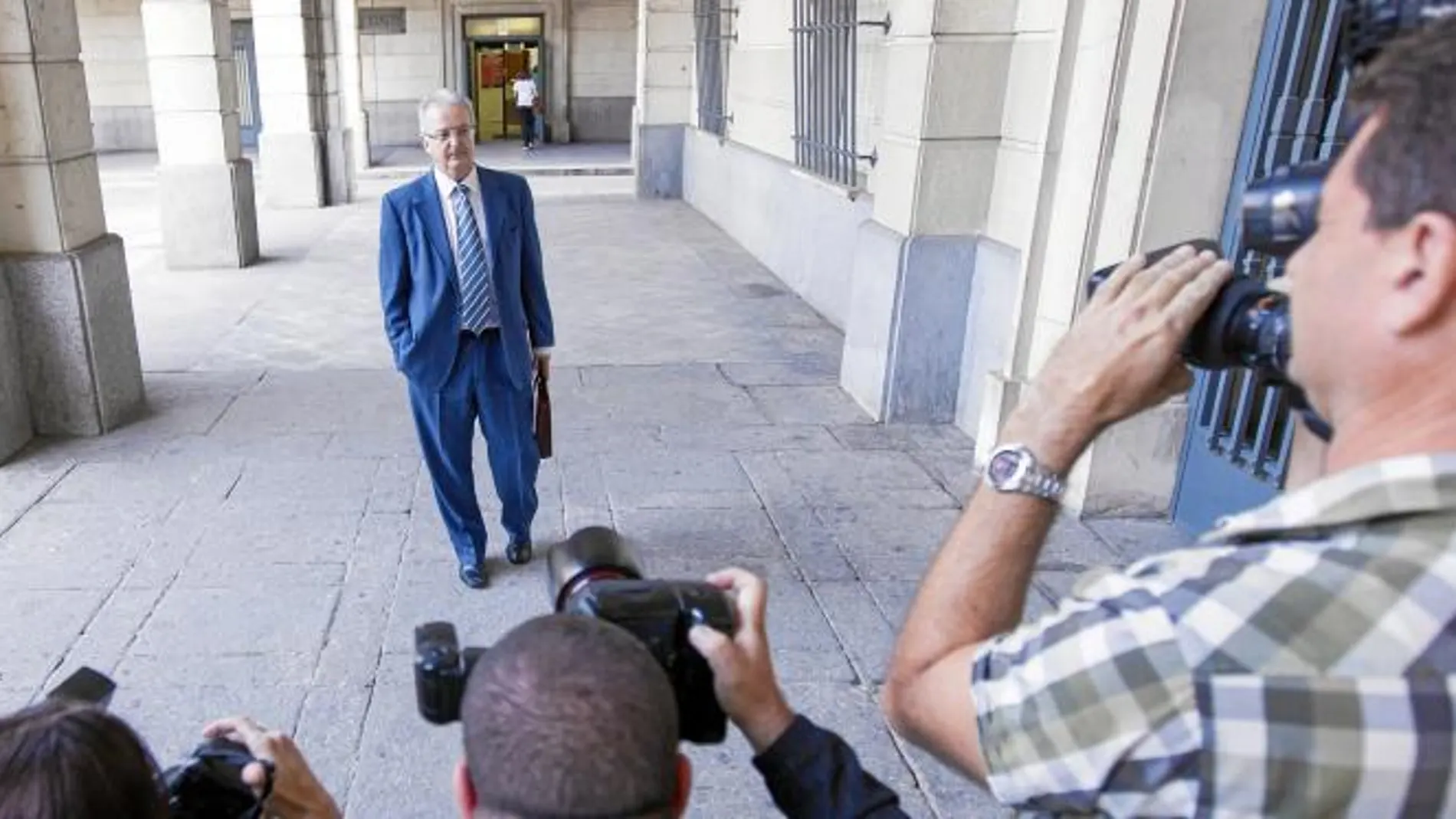 El ex consejero de Empleo Antonio Fernández, a su llegada ayer a la Audiencia Provincial