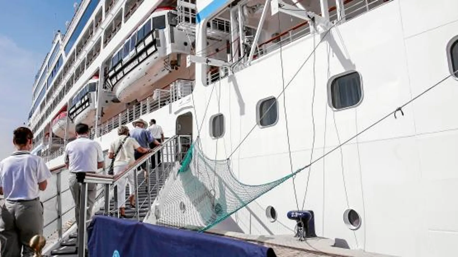 La llegada a finales de agosto del mayor crucero que ha recibido el puerto contribuyó a mejorar los datos del turismo